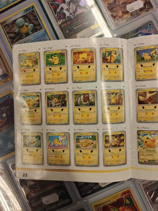 Page du livret 30e Anniversaire montrant les Pikachu numérotés 033 à 044, chacun avec une illustration et une attaque différentes