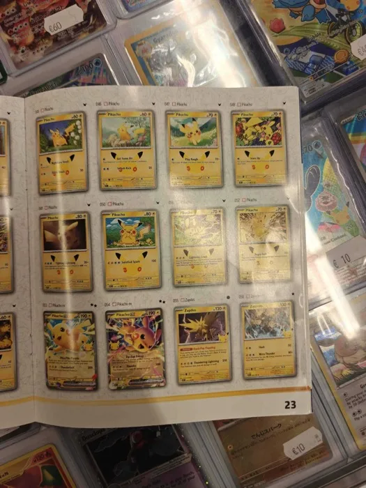 Page du livret 30e Anniversaire montrant les Pikachu numérotés 045 à 052, puis Pikachu ex 190 PV (053 et 054), Zapdos 120 PV et Zekrom 130 PV