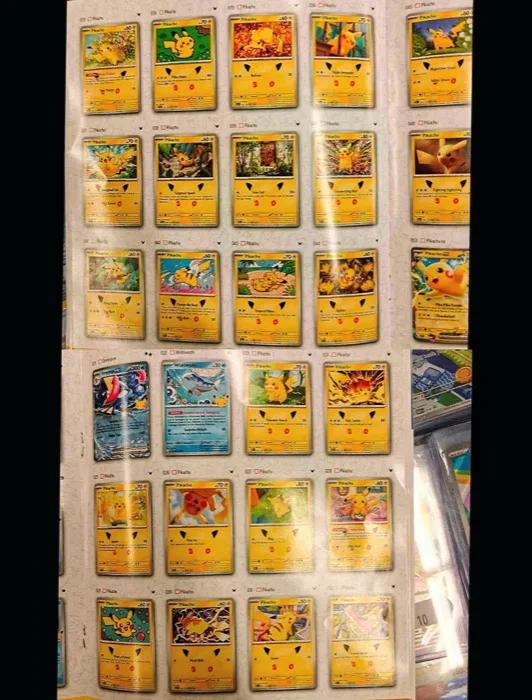 Pages du livret 30e Anniversaire montrant Greninja ex 300 PV, Wishiwashi et une série de Pikachu numérotés 021 à 032