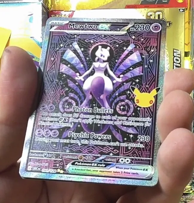 Version foil intégral de la carte Mewtwo ex 230 PV du set 30 ans, illustration dentelle violette, attaques Photon Bullets et Psychic Powers, extension 30e Anniversaire Pokémon