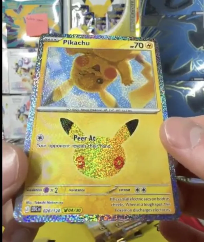 Carte Pikachu 026/128 du set 30K numérotée 04/30, 70 PV, attaque Peer At, illustration Takeshi Nakamura