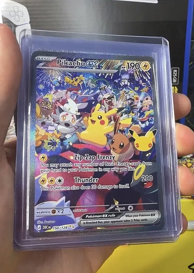 Carte Pikachu ex 150/128 du set 30K, 190 PV, attaques Zip-Zap Frenzy et Thunder 200, illustration kantaro avec Évoli et feux d'artifice, extension 30e Anniversaire Pokémon