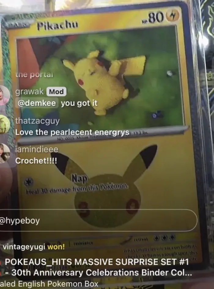 Carte Pikachu 80 PV du set 30 ans, attaque Nap qui soigne 30 dégâts, illustration photographiée d'un Pikachu au crochet dans l'herbe