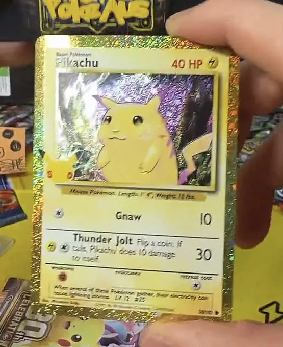 Réédition du Pikachu 58/102 du Set de Base 1999 dans la Collection Classique du set 30 ans, 40 PV, attaques Gnaw et Thunder Jolt, cadre doré