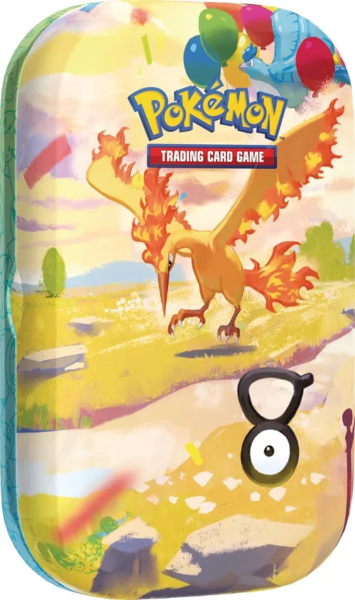Mini Tin Sulfura Journée du 30e anniversaire du JCC Pokémon : Sulfura en vol, ailes enflammées déployées au-dessus de la prairie
