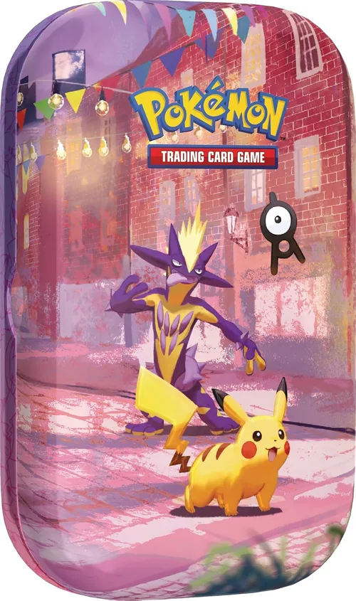 Mini Tin Pikachu Soirée du 30e anniversaire du JCC Pokémon : Pikachu dans une rue pavée décorée de fanions