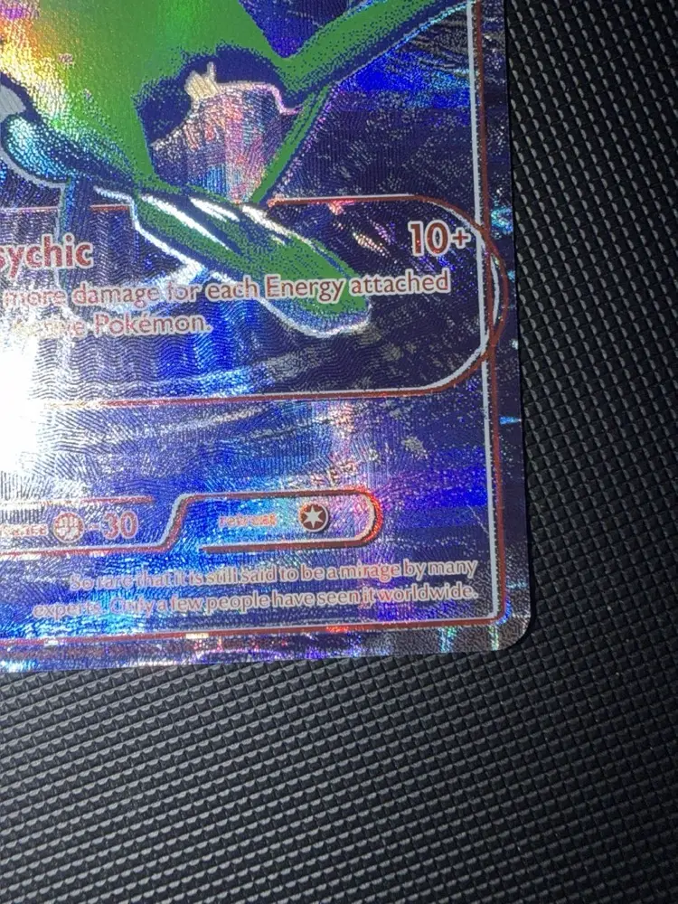 Détail du bas droit de la carte Mew B/RGB : dégâts 10+ de l'attaque Psychic, coût de retraite à une énergie incolore, texte d'ambiance sur la rareté de Mew