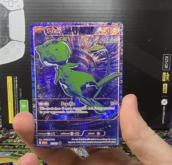 Carte Mew B/RGB du set 30C, fond bleu-violet holographique et Mew vert, attaque Psychic 10+, illustration YOSHIROTTEN, ouverte en direct sur Whatnot