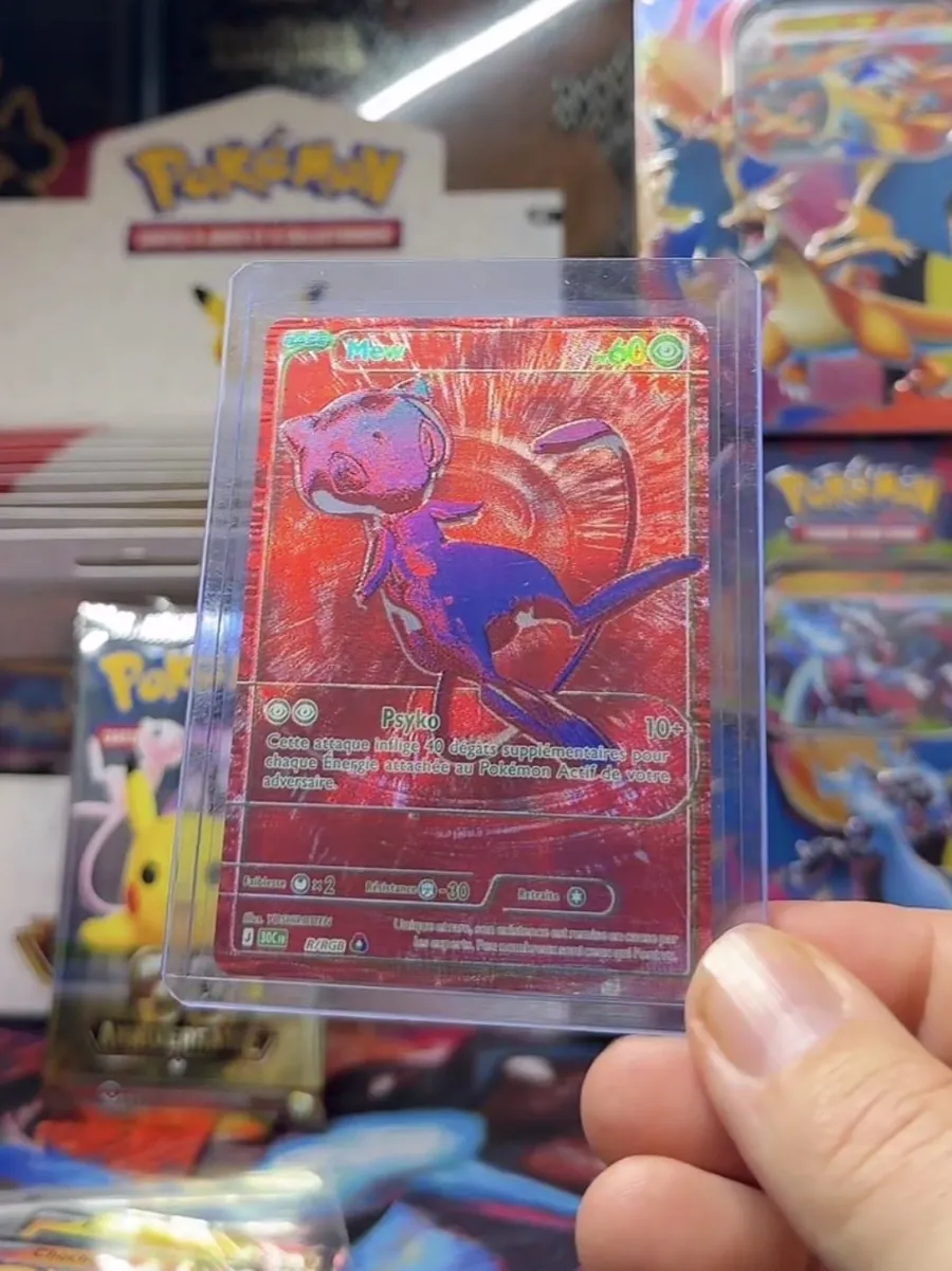 Carte Mew R/RGB du set 30C en version française, fond rouge holographique et Mew bleu, attaque Psyko 10+ dégâts, illustration YOSHIROTTEN, texte en français