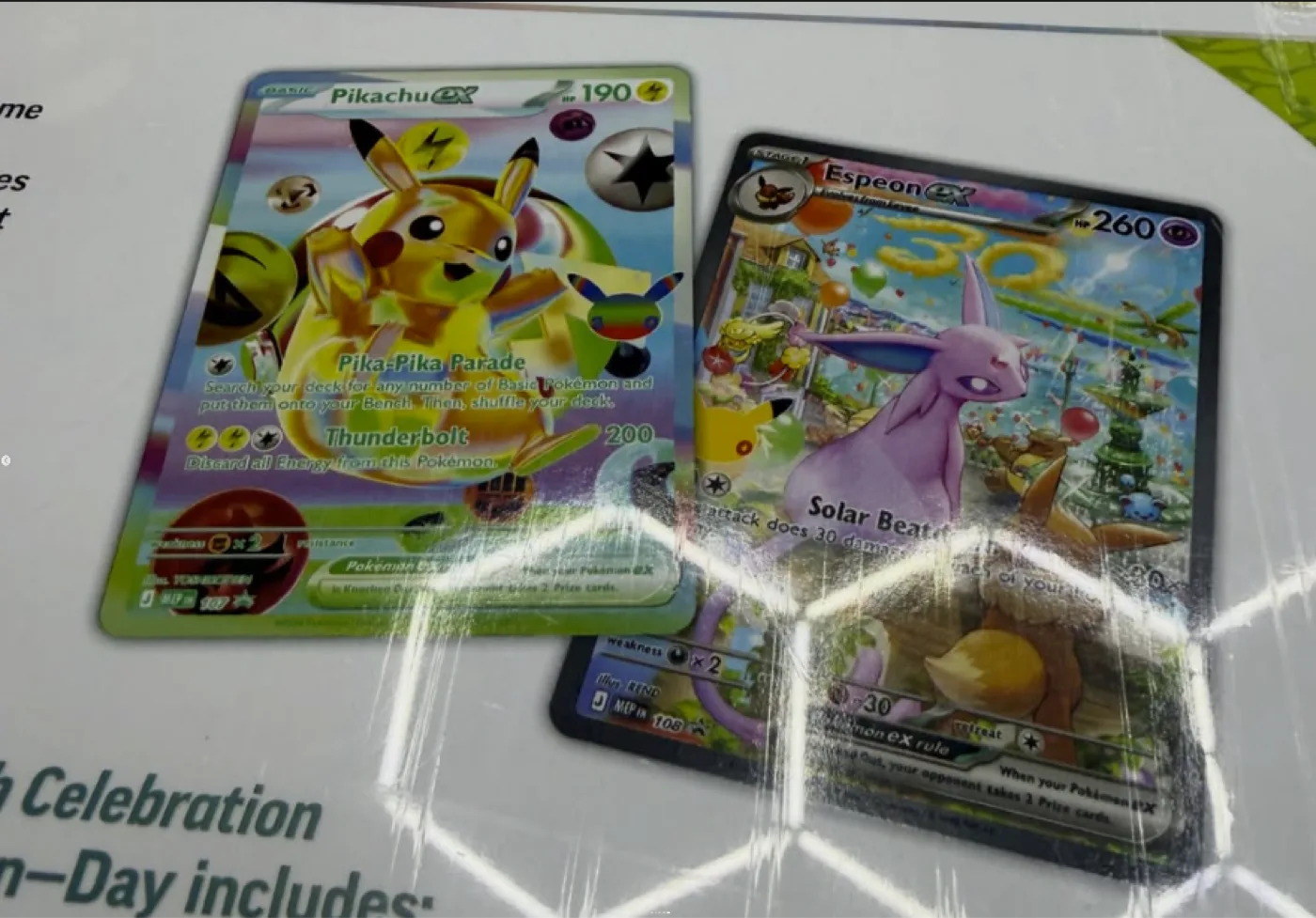 Cartes promo du Coffret Ultra-Premium Journée : Pikachu ex MEP 107 190 PV en Futuristic Rare illustré par YOSHIROTTEN, et Espeon ex (Mentali-ex) MEP 108 260 PV full art