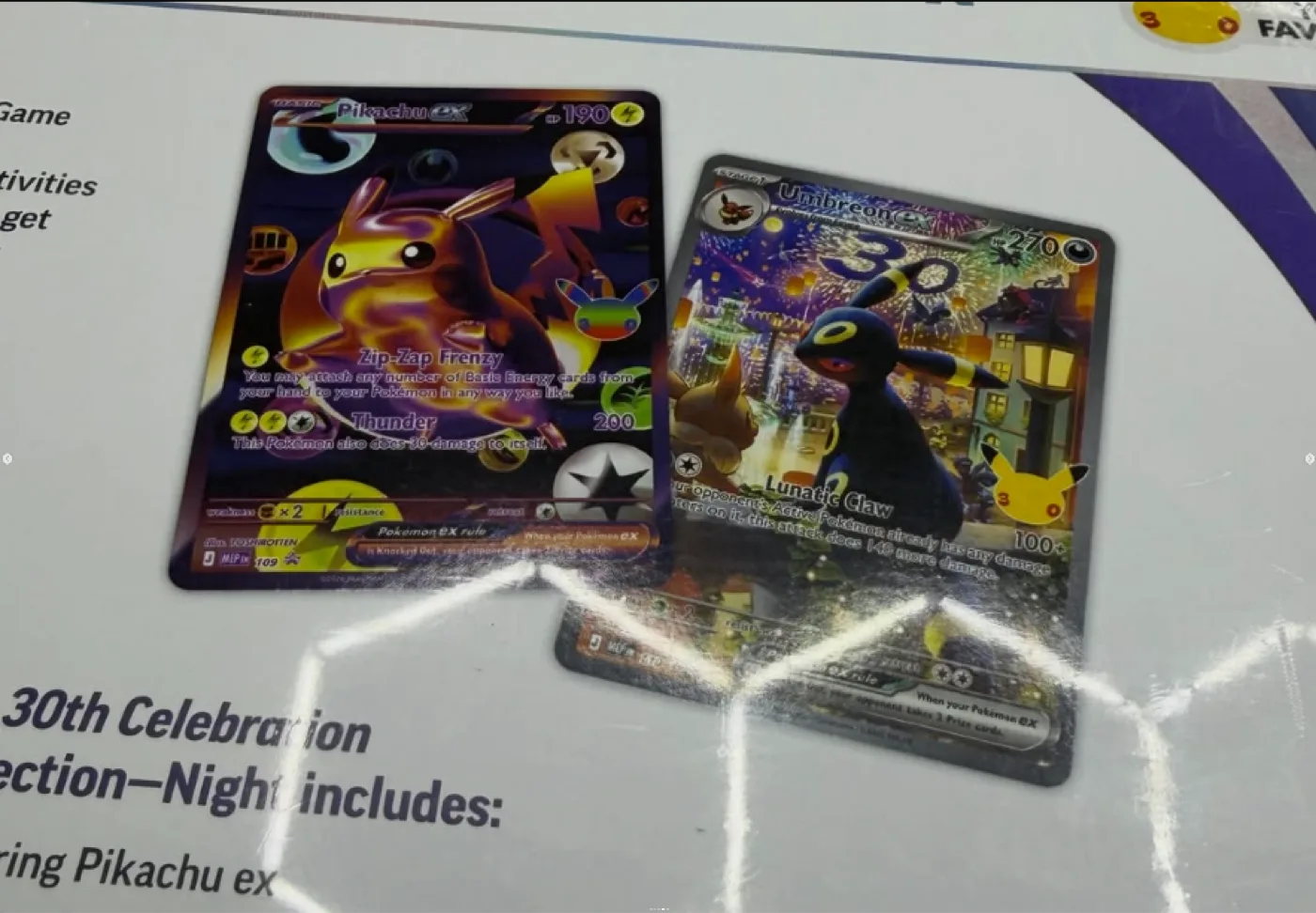 Cartes promo du Coffret Ultra-Premium Soirée : Pikachu ex MEP 109 190 PV en Futuristic Rare version nocturne, et Umbreon ex (Noctali-ex) MEP 110 270 PV full art sous les feux d'artifice